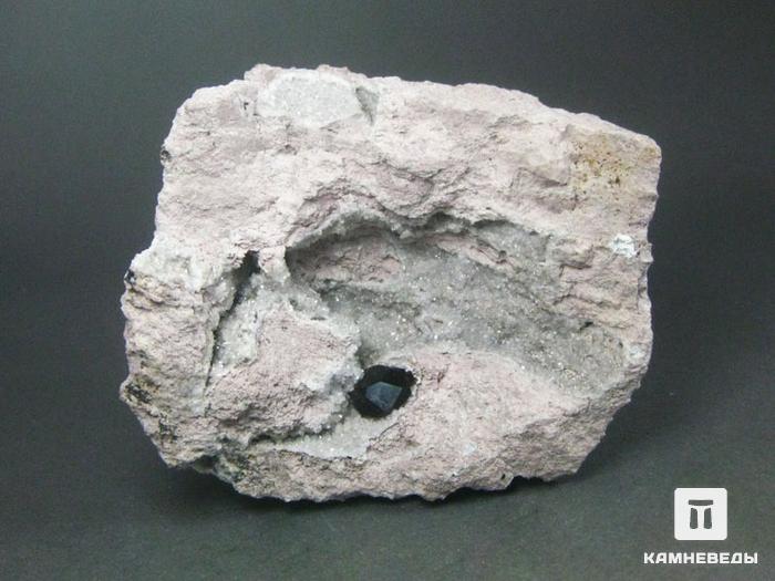 Гранат (альмандин) в риолите, 7,4х6,3х4,4 см, 10-182/3, фото 1