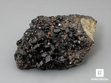 Андрадит, Гранат, Меланит (чёрный гранат). Андрадит (меланит), друза 8,7х5,7х3,5 см