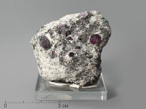 Корунд. Кристаллы корунда красного в кристаллическом сланце, 4,8х3,8х3,4 см
