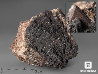 Зуниит, Гематит. Зуниит на гематите, 5,8х5,6х3,3 см