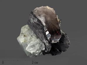 Вольфрамит, Дымчатый кварц, Раухтопаз, Топаз. Вольфрамит с топазом и дымчатым кварцем (раухтопазом), сросток кристаллов 5,2х4,3х3,3 см