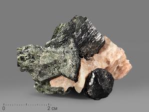 Шпинель, Кальцит, Диопсид. Шпинель чёрная кристалл на кальците с диопсидом, 6,4х4х3,7 см