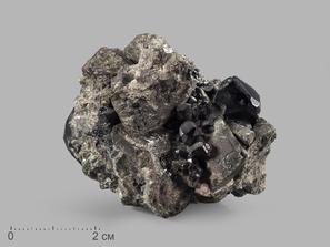 Шпинель, Диопсид. Шпинель чёрная кристаллы на диопсиде, 5,5х4,8х3,5 см