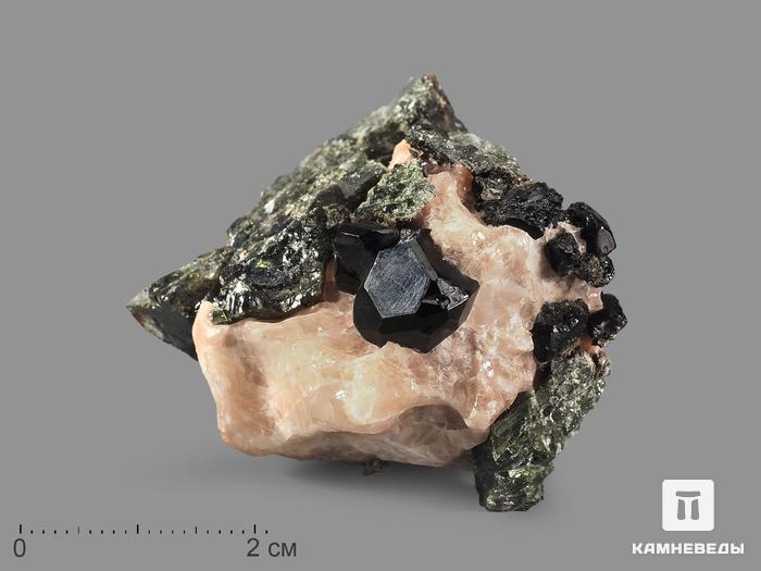 Шпинель чёрная кристаллы с кальцитом и диопсидом, 4,5х4х3,5 см, 10-197/18, фото 1