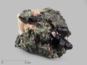 Шпинель, Кальцит, Диопсид. Шпинель чёрная кристаллы с кальцитом и диопсидом, 5,6х4х3,5 см