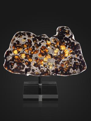 Метеорит Brenham c оливином, пластина на подставке 14,3х8,9х0,2 см (85,6 г)