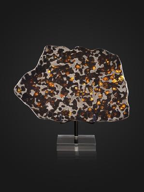 Метеориты, Оливин. Метеорит Brenham с оливином, пластина на подставке 18х13х0,3 см (219,3 г)