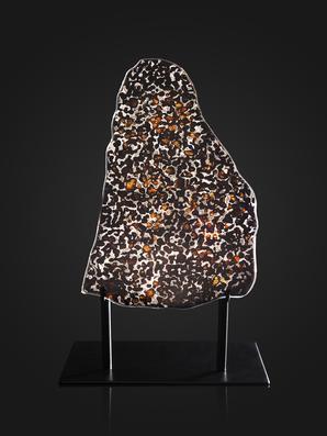 Метеориты, Оливин. Метеорит Sericho с оливином, пластина на подставке 27х16х0,2 см (308 г)