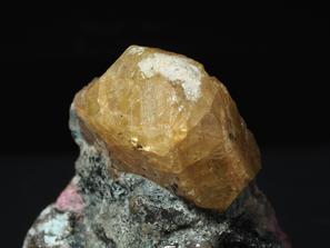 Родицит. Крупный кристалл родицита в породе.
Музей Камневеды, образец №509.