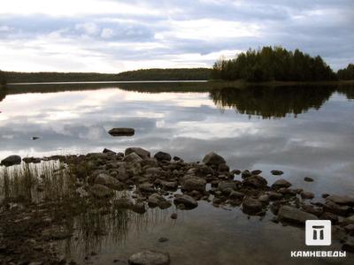 Озеро Сундозеро в месте выходы железных озерных руд