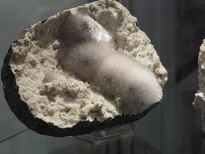 Мезолит. Мезолит на гейландите. Образец сфотографирован на выставке Mineralientage Munchen 2018 (Мюнхен, Германия)