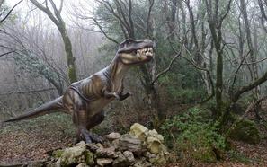 Макет хищного динозавра в национальном парке Сатаплия