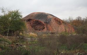 Горевший террикон. Небольшой «красный» (горевший) террикон около бывшей шахты Наклонная