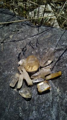 Кварц, Горный хрусталь. Обломки и кристаллы горного хрусталя, выкопанные из отвалов