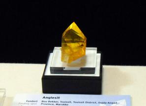 Англезит. Прозрачный ярко-жёлтый кристалл англезита.
Фото сделано на минералогической выставке "Mineralientage München 2012" в Мюнхене.