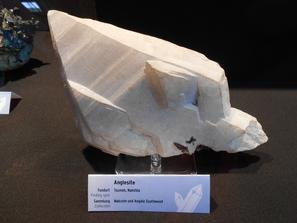 Англезит. Крупный кристалл англезита. Фото сделано на минералогической выставке "Mineralientage München 2012" в Мюнхене.