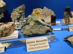 Биссолит, Амфибол, Эпидот. Биссолит (тонковолокнистая разновидность амфибола) на эпидоте.
Фото сделано на минералогической выставке "Mineralientage München 2012" в Мюнхене.