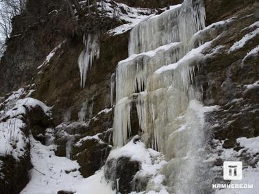 Замерзший водопад Мартса. Водопад Мартса — второй по высоте в Эстонии. Зимой он замерзает.