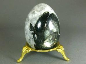Тетраферрифлогопит, Кальцит. Яйцо из кальцита с тетраферрифлогопитом, 5,9х4,2 см