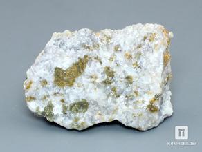 Гумит. Норбергит с гумитом, 5,2х3,8х1,7 см