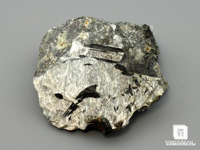 Дельхайелит с эгирином и астрофиллитом, 7х6,4х3,2 см, 10-134/8, фото 1