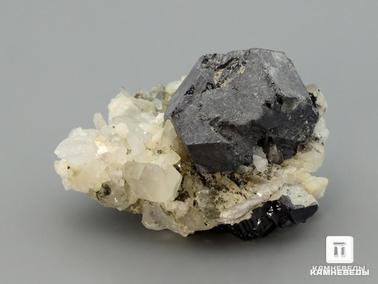 Галенит. Кристалл галенита на кварце, 5,3х4,3х3,5 см