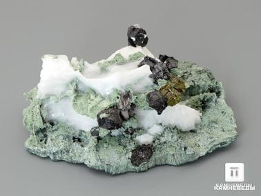 Антигорит, Магнетит, Кальцит. Антигорит с магнетитом и кальцитом, 8,7х6,5х3,5 см