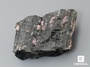 Эвдиалит. Эгирин, кристалл 4,2х2,8х1,9 см