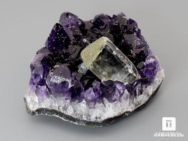 Аметист, Кальцит. Аметист с кристаллом кальцита, друза 9,4х7,1х4,8 см