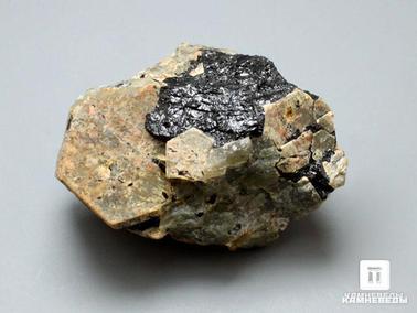 Нефелин. Нефелин, кристалл 4,2х3,5х3,4 см