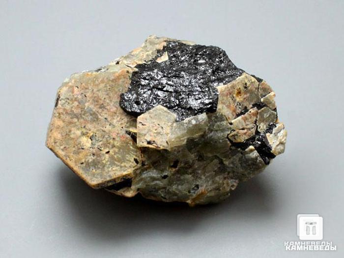 Нефелин, кристалл 4,2х3,5х3,4 см, 10-518, фото 1