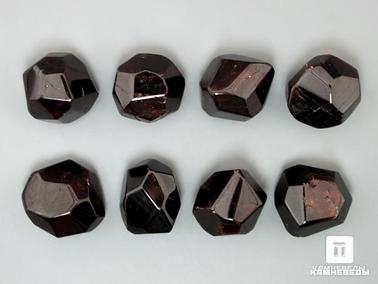 Альмандин, Гранат. Альмандин (гранат), приполированный кристалл, 1,5-2 см