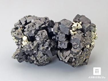Андрадит, Гранат, Меланит (чёрный гранат). Андрадит (меланит) с пиритом, 6,3х3,7х3,6 см