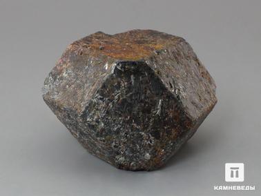 Альмандин, Гранат. Альмандин (гранат), кристалл 6,6х4,8х4,2 см