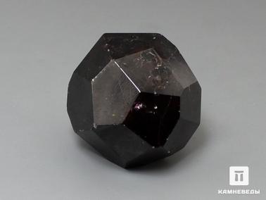 Альмандин, Гранат. Альмандин (гранат), приполированный кристалл 3 см