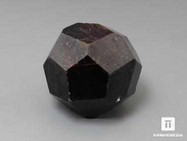 Альмандин, Гранат. Альмандин (гранат), приполированный кристалл 3,8х3,7х3,2 см