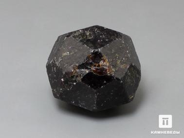 Альмандин, Гранат. Альмандин (гранат), кристалл 2,7х2,5 см