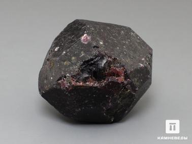 Альмандин, Гранат. Альмандин (гранат), кристалл 5,2х4,3х4 см