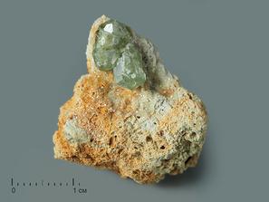 Демантоид (зелёный андрадит), Андрадит, Гранат. Демантоид, кристаллы на породе 2,3х2,2х1,6 см