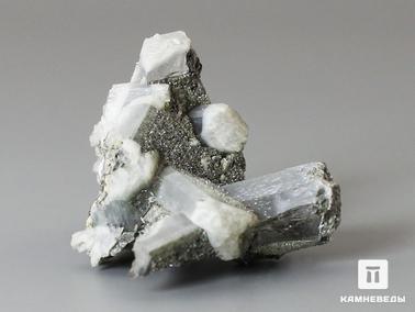 Натролит, Манганнептунит (манганонептунит). Натролит с манганонептунитом в пластиковом боксе, 2-4 см