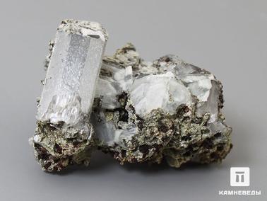 Натролит, Манганнептунит (манганонептунит). Натролит с манганонептунитом в пластиковом боксе, 4,2х2,8х2,2 см
