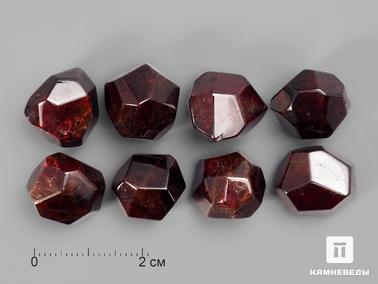 Альмандин, Гранат. Альмандин (гранат), приполированный кристалл, 1-1,5 см
