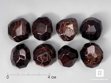 Альмандин, Гранат. Альмандин (гранат), приполированный кристалл 2-2,5 см