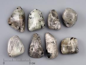 Гакманит (содалит) в микроклине с эгирином и уссингитом, галтовка 2,5-3 см