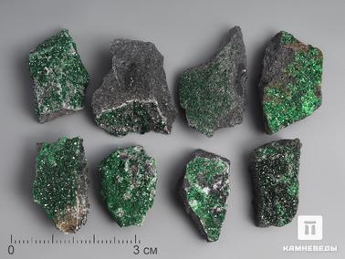 Гранат, Уваровит. Уваровит (зелёный гранат), 1,5-2 см