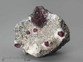 Кристаллы корунда красного в кристаллическом сланце, 7,3х6,1х5,2 см