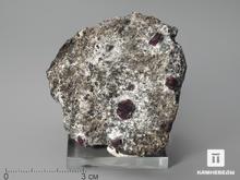 Кристаллы корунда красного в кристаллическом сланце, 5,6х5,5х4 см