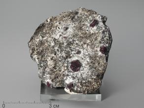 Кристаллы корунда красного в кристаллическом сланце, 5,6х5,5х4 см