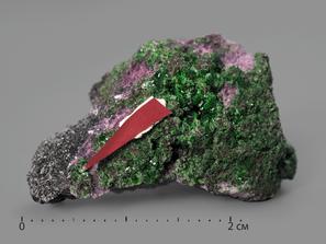 Гвианаит с уваровитом и хромитом в пластиковом боксе, 2,5-4 см