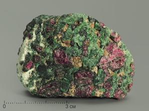 Пироп, Гранат, Хромдиопсид. Пироп (гранат) с хромдиопсидом, 6х4,3х2,8 см